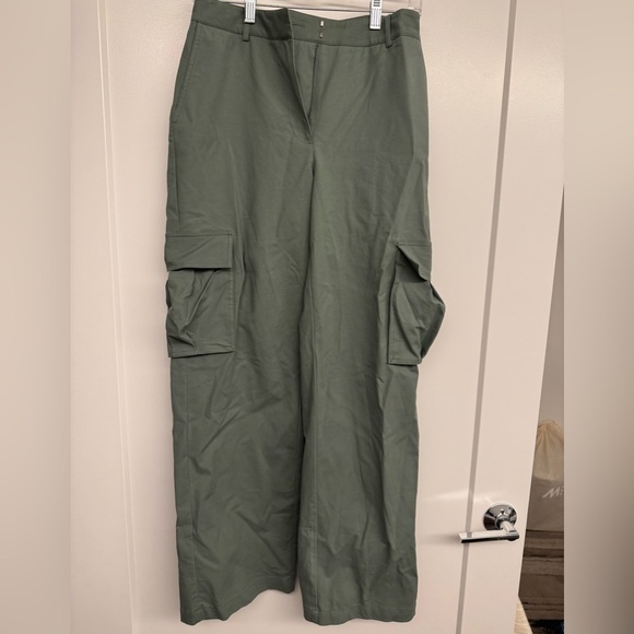 Green wide leg cargo style pants - Picture 1 of 4